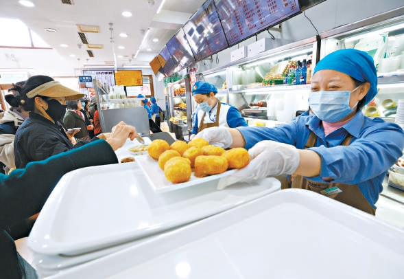 護(hù)國(guó)寺小吃總店“龍膽”炸糕深受顧客喜愛(ài)。