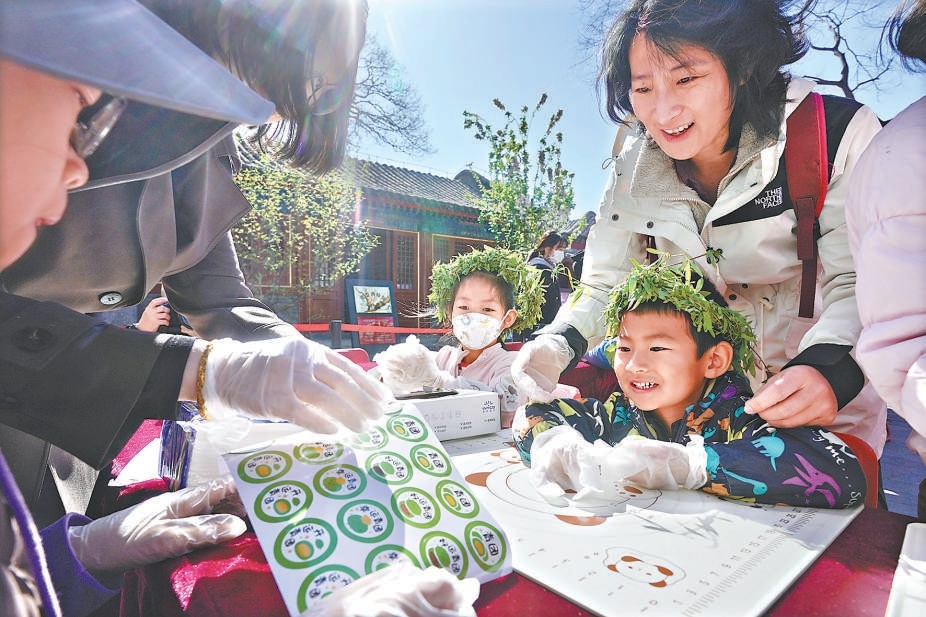 4月5日，市民在北京民俗博物館感受傳統(tǒng)清明節(jié)風(fēng)俗。