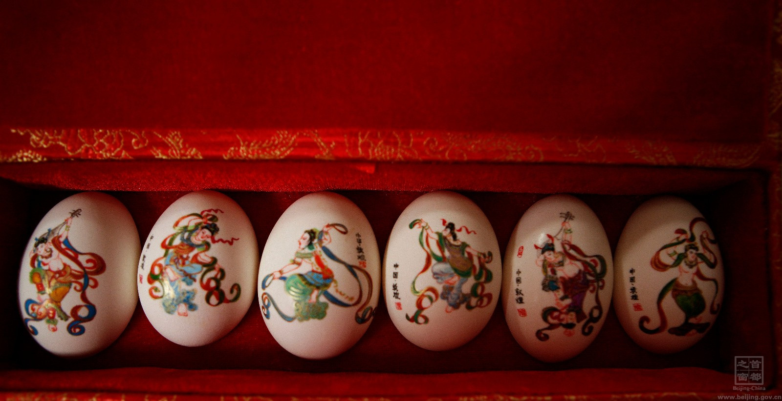 彩蛋文化發(fā)展到清代，作者在蛋殼上畫上要表達的心意，用來傳遞感情。蛋殼表皮上會繪制各種圖案，花鳥魚蟲，人物，名山大川等。.jpg