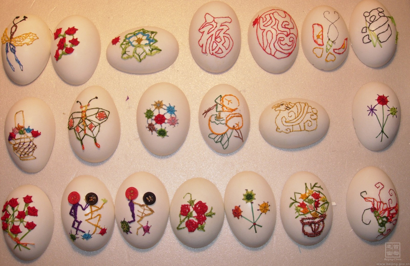 在蛋殼上刺繡，需要用特別細的針和線，而且每一針都必須把握好，每一針穿過去拉出來，都需要屏住呼吸小心翼翼。.jpg