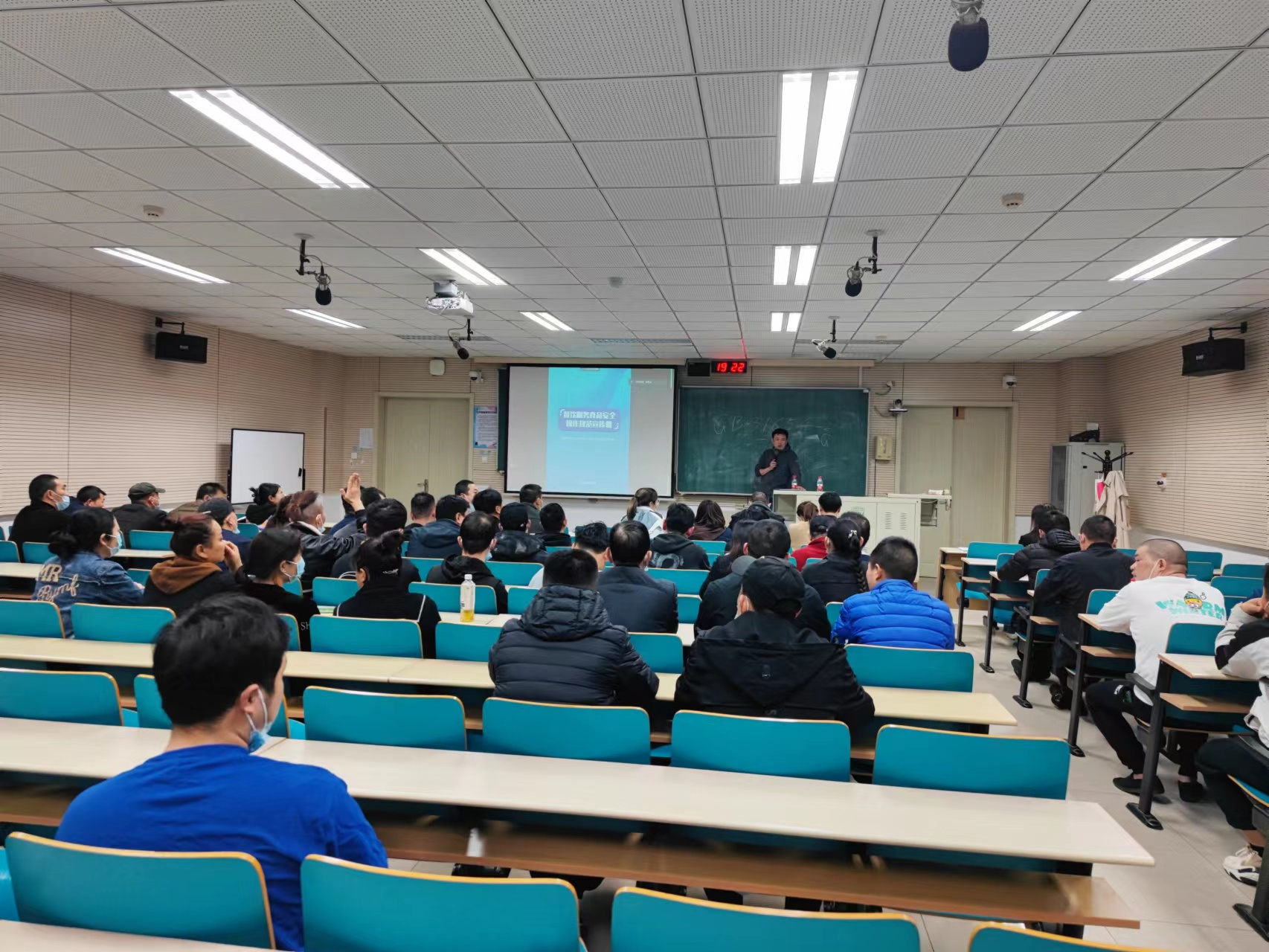 組織職工廣泛學(xué)習(xí)