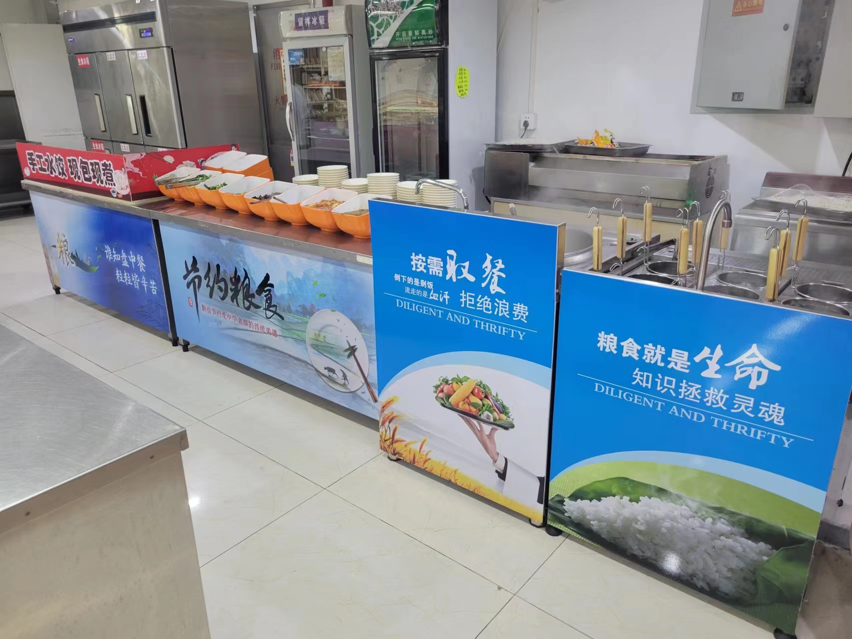 張貼“光盤行動”系列展板