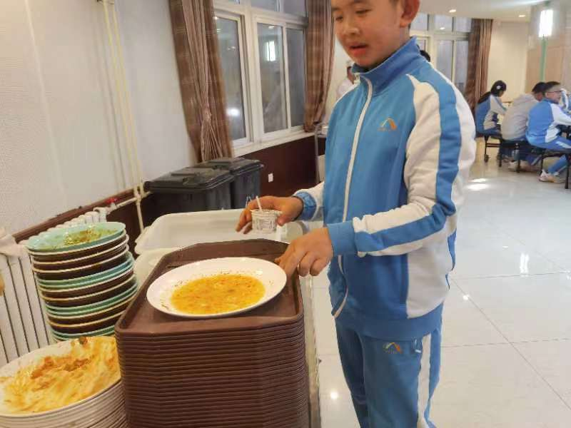 倡導(dǎo)全校師生節(jié)約糧食