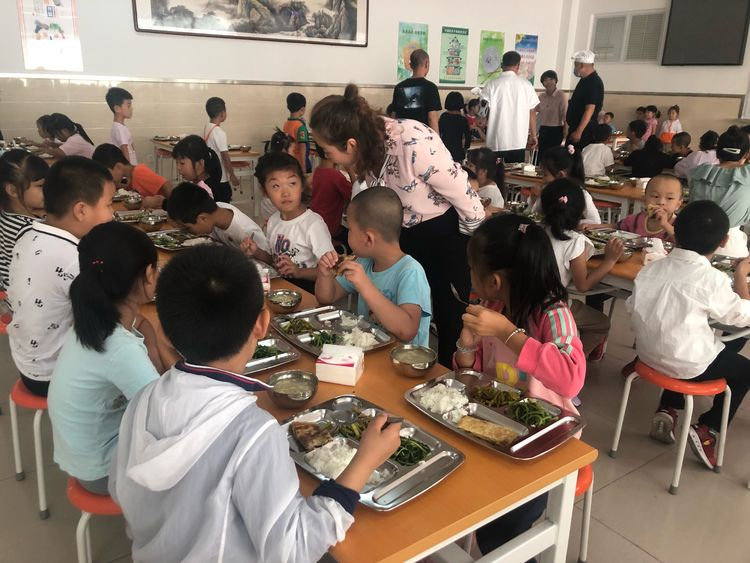 教師陪餐制，強(qiáng)化監(jiān)督機(jī)制