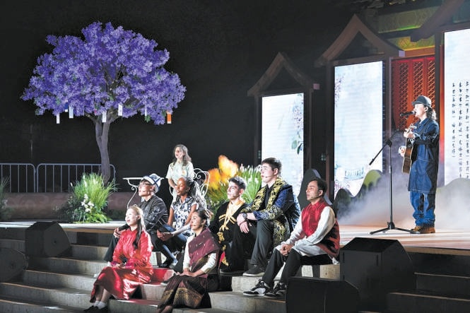 昨晚，西城區(qū)2026“百年丁香詩會”系列文化活動在報國寺內啟幕，本屆“百年丁香詩會”以“丁香為信、青春如詩”為主題。