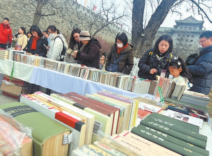 明城墻遺址公園古舊書市活動(dòng)吸引讀者熱情參與。