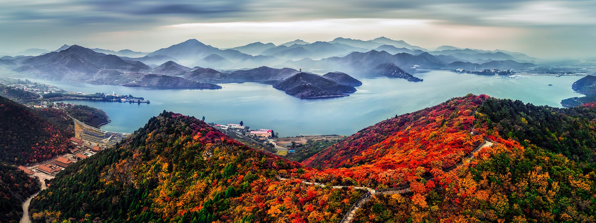 金海湖：碧水紅葉 美翻金秋