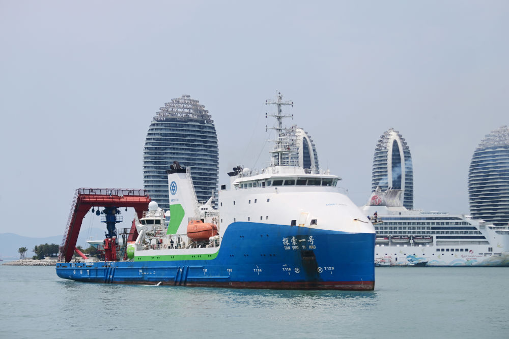 “探索一號(hào)”科考船搭載“奮斗者”號(hào)全海深載人潛水器返回海南三亞（2024年3月28日攝）。此次科考?xì)v時(shí)50天，順利完成中國(guó)-印度尼西亞爪哇海溝聯(lián)合深潛任務(wù)。