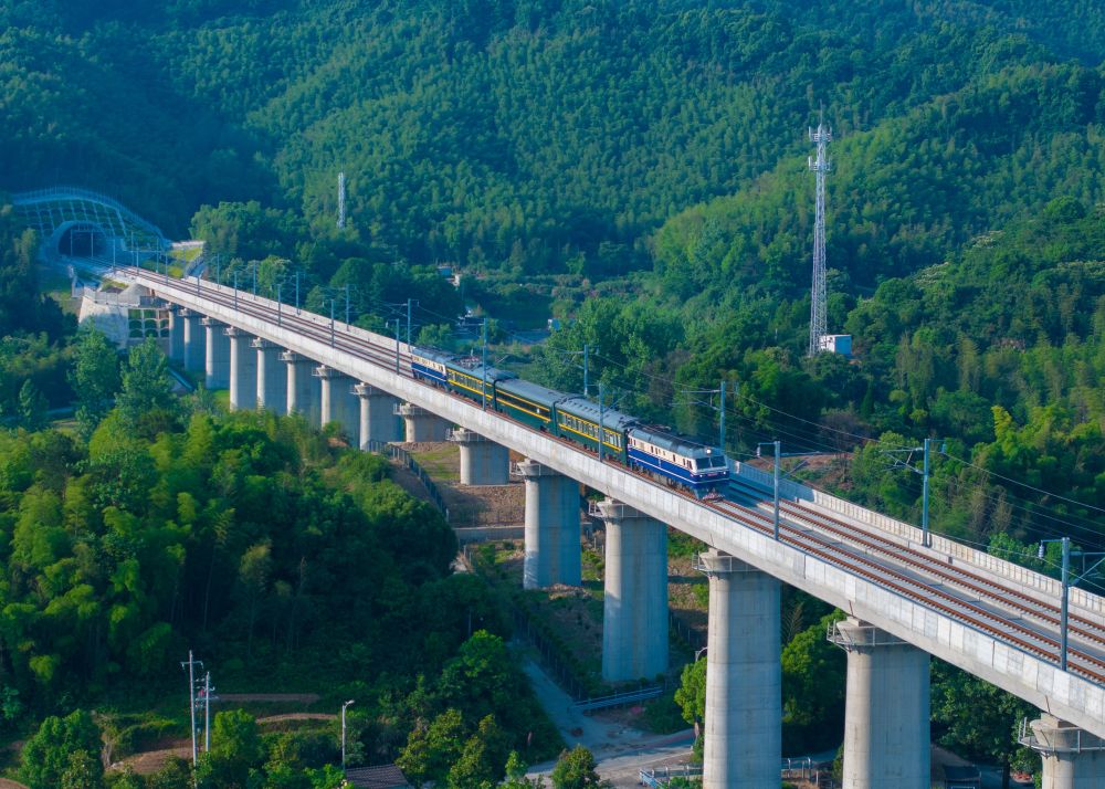 2024年5月18日，杭溫高鐵檢測(cè)列車駛出山星巖隧道（無(wú)人機(jī)照片）。