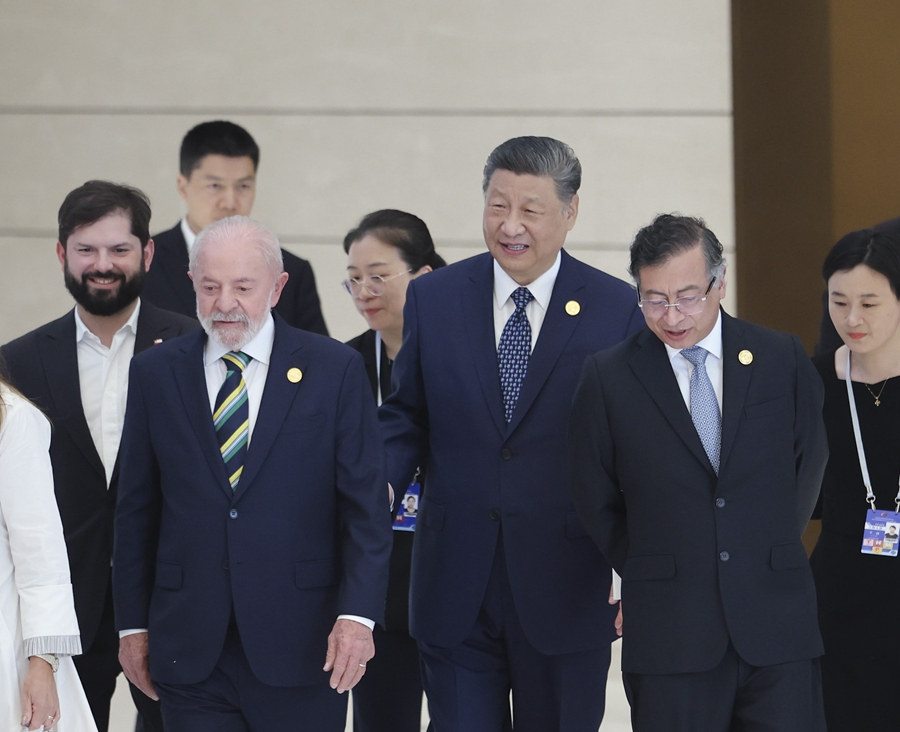 5月13日上午，國家主席習(xí)近平在北京國家會(huì)議中心出席中國－拉美和加勒比國家共同體論壇第四屆部長級會(huì)議開幕式并發(fā)表主旨講話。這是習(xí)近平同與會(huì)嘉賓出席開幕式。