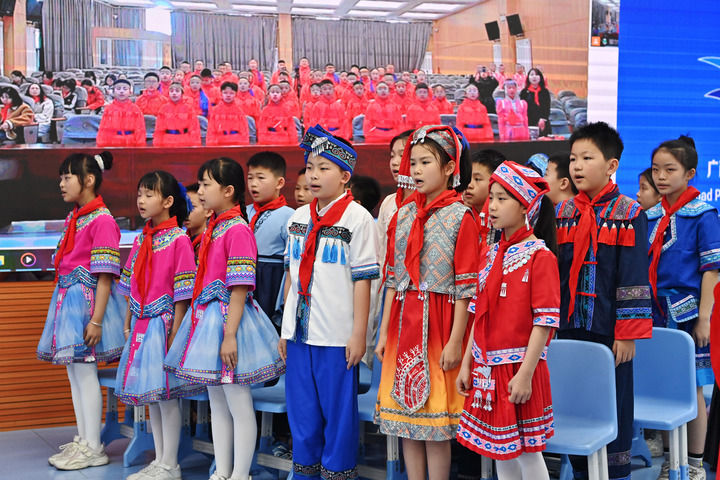 2025年3月28日，在“壯蒙一家親 共筑中國夢”手拉手主題云隊會上，廣西南寧市濱湖路小學四（1）中隊隊員通過網(wǎng)絡和內(nèi)蒙古鄂爾多斯東勝區(qū)第十二小學四（9）中隊隊員一起唱《中國少年先鋒隊隊歌》。