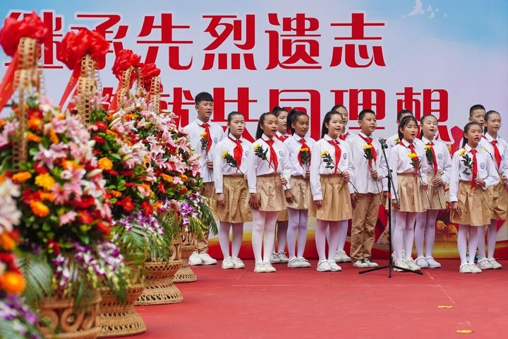 2024年9月30日，四川省眉山市彭山區(qū)向英雄烈士敬獻花籃儀式在彭山區(qū)烈士陵園舉行，少先隊員在儀式上合唱《我們是共產(chǎn)主義接班人》。