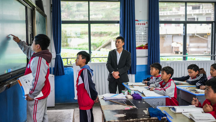 2024年11月21日，在地處烏蒙山區(qū)的貴州省六盤水市水城區(qū)亮巖小學，學生在供暖的教室內(nèi)學習。