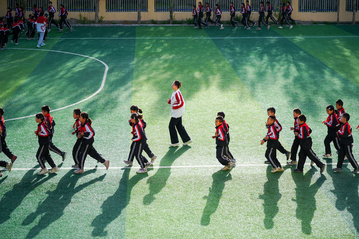 2025年4月24日，在新疆克州阿圖什市哈拉峻鄉(xiāng)謝依特小學，支教教師帶領學生晨跑。