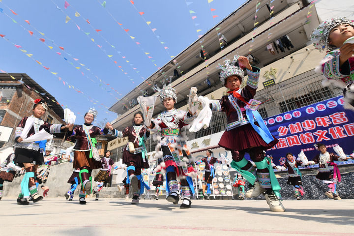 2025年3月25日，廣西柳州市融水苗族自治縣桿洞鄉(xiāng)中心小學學生在跳蘆笙踩堂舞。