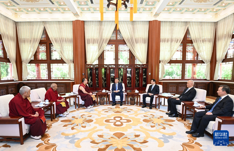 6月6日，中共中央總書記、國家主席、中央軍委主席習(xí)近平在北京中南海接受班禪額爾德尼·確吉杰布拜見。