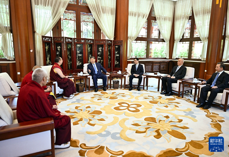 6月6日，中共中央總書記、國家主席、中央軍委主席習(xí)近平在北京中南海接受班禪額爾德尼·確吉杰布拜見