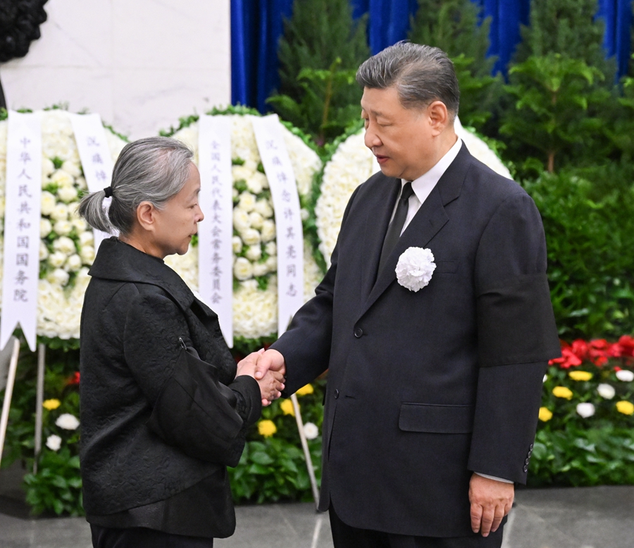 6月8日，許其亮同志遺體在北京八寶山革命公墓火化。習(xí)近平、李強、趙樂際、王滬寧、蔡奇、丁薛祥、李希等前往八寶山送別。這是習(xí)近平與許其亮親屬握手，表示深切慰問。