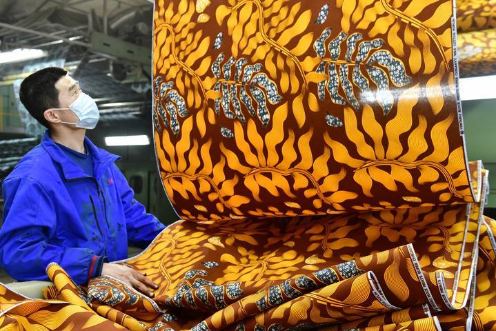2025年2月25日，在位于山東省濱州市的愉悅家紡有限公司，工作人員在生產(chǎn)出口非洲的布匹。
