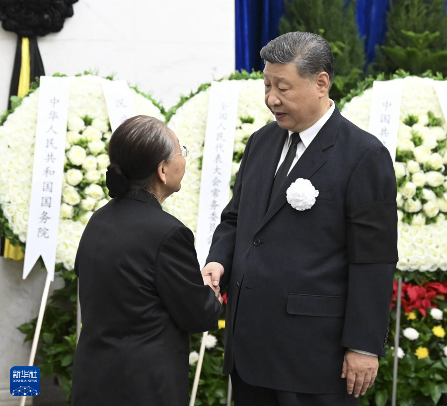 6月12日，熱地同志遺體在北京八寶山革命公墓火化。習(xí)近平、李強(qiáng)、趙樂(lè)際、王滬寧、蔡奇、丁薛祥、李希等前往八寶山送別。這是習(xí)近平與熱地親屬握手，表示深切慰問(wèn)。