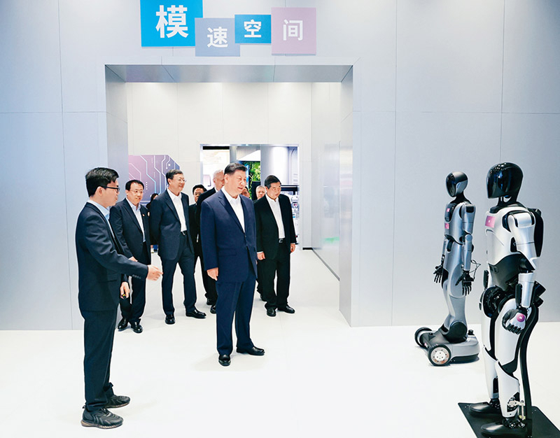 2025年4月29日，中共中央總書記、國家主席、中央軍委主席習近平在上?？疾?。這是習近平在位于徐匯區(qū)的上海“模速空間”大模型創(chuàng)新生態(tài)社區(qū)，聽取相關(guān)技術(shù)研發(fā)和企業(yè)生產(chǎn)經(jīng)營介紹。