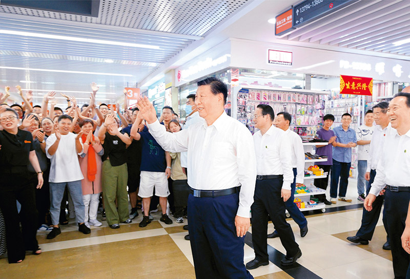 2023年9月20日至21日，中共中央總書記、國家主席、中央軍委主席習近平在浙江考察。這是20日上午，習近平在義烏國際商貿(mào)城考察時，同商戶親切交流。