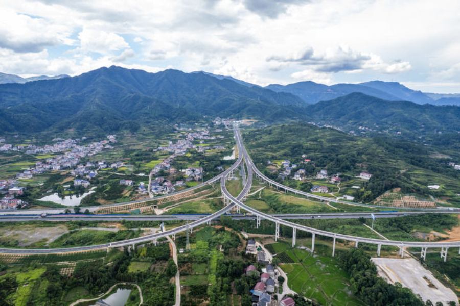 2025年8月19日拍攝的湖南爐慈高速慈利西互通樞紐（無(wú)人機(jī)照片）。爐慈高速是G59呼和浩特至北海高速公路的一部分，位于常德市石門(mén)縣及張家界市慈利縣境內(nèi)。這條高速將長(zhǎng)江三峽、壺瓶山、張家界等黃金旅游景點(diǎn)串珠成鏈，構(gòu)建起湘鄂兩省“兩小時(shí)旅游圈”。