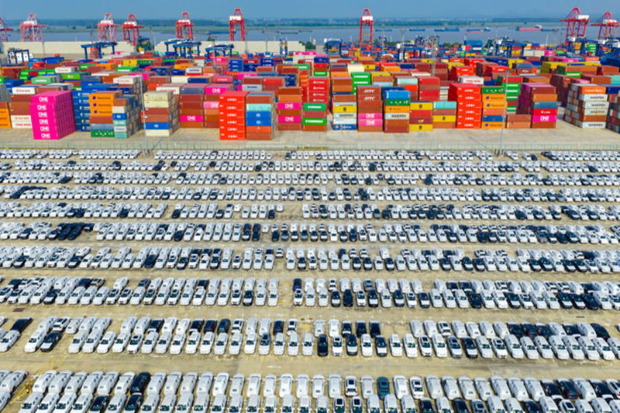 2025年10月4日在江蘇省港口集團(tuán)南京港龍?zhí)陡蹍^(qū)拍攝的準(zhǔn)備裝船出口的汽車(chē)（無(wú)人機(jī)照片）。