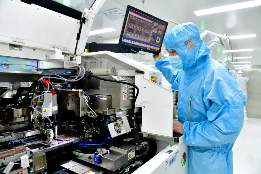 2025年2月13日，在山東一家電子有限公司，工作人員在生產(chǎn)線值守。