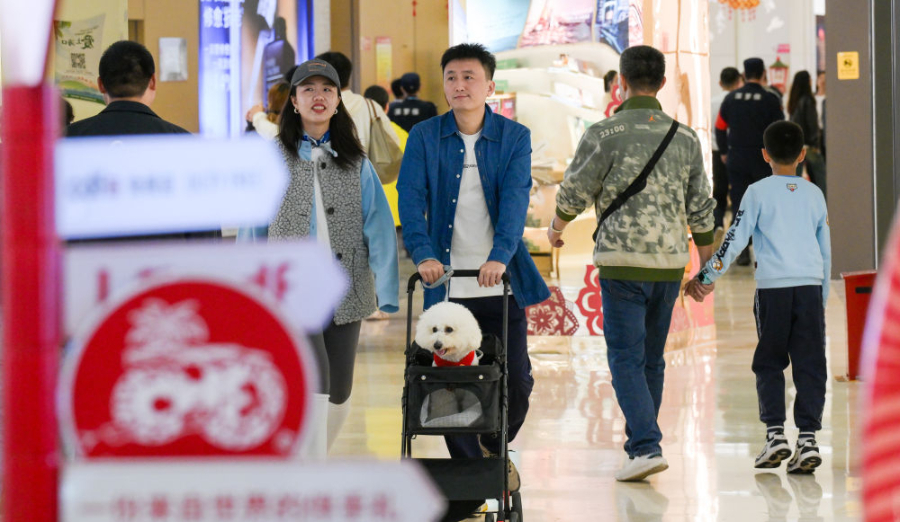 2025年1月30日，游客在中免集團(tuán)海口日月廣場(chǎng)免稅店選購(gòu)免稅商品。