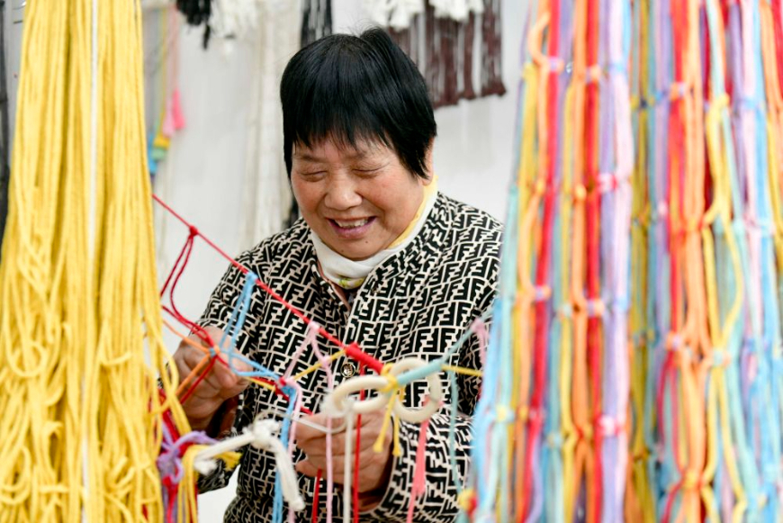 2024年12月13日，在山東省惠民縣姜樓鎮(zhèn)一處巾幗共富工坊，工作人員在編織繩網(wǎng)。