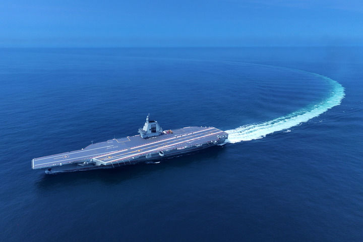 2024年5月7日，我國第一艘國產(chǎn)電磁彈射航空母艦福建艦在首航試驗中（無人機照片）。