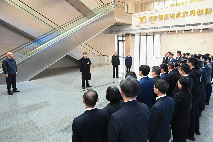 2月9日至10日，中共中央總書記、國家主席、中央軍委主席習(xí)近平在北京考察并看望慰問基層干部群眾。這是9日上午，習(xí)近平在位于北京亦莊的國家信創(chuàng)園考察時，同科研人員和科技企業(yè)負(fù)責(zé)人代表交流。