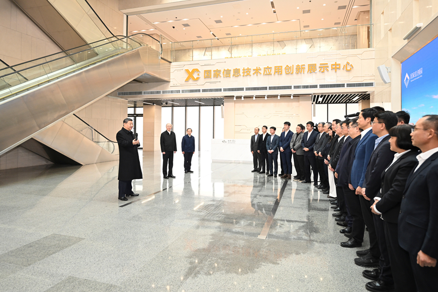 2月9日至10日，中共中央總書記、國家主席、中央軍委主席習(xí)近平在北京考察并看望慰問基層干部群眾。這是9日上午，習(xí)近平在位于北京亦莊的國家信創(chuàng)園考察時，同科研人員和科技企業(yè)負(fù)責(zé)人代表交流。