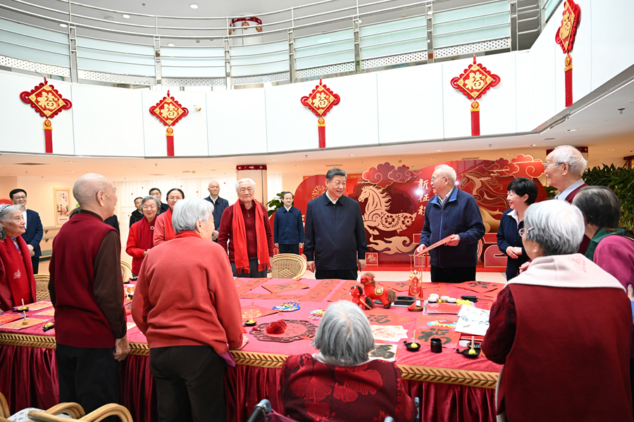 2月9日至10日，中共中央總書記、國家主席、中央軍委主席習(xí)近平在北京考察并看望慰問基層干部群眾。這是10日上午，習(xí)近平在西城區(qū)“吾老·新街”養(yǎng)老服務(wù)街區(qū)銀齡老年公寓考察時，同老人們親切交流。