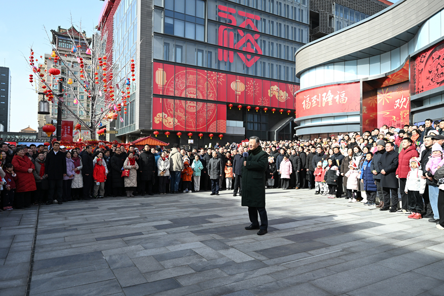 2月9日至10日，中共中央總書記、國家主席、中央軍委主席習(xí)近平在北京考察并看望慰問基層干部群眾。這是10日上午，習(xí)近平在東城區(qū)隆福寺街區(qū)考察時，向全國各族人民和香港同胞、澳門同胞、臺灣同胞、海外僑胞致以美好的新春祝福。