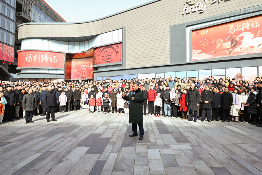 2月9日至10日，中共中央總書記、國家主席、中央軍委主席習(xí)近平在北京考察并看望慰問基層干部群眾。這是10日上午，習(xí)近平在東城區(qū)隆福寺街區(qū)考察時，向全國各族人民和香港同胞、澳門同胞、臺灣同胞、海外僑胞致以美好的新春祝福。