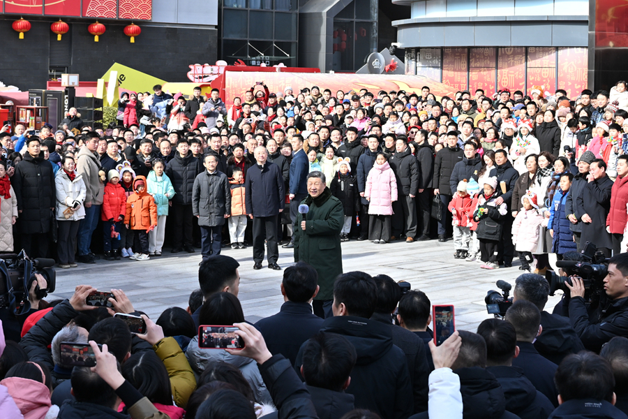 2月9日至10日，中共中央總書記、國家主席、中央軍委主席習(xí)近平在北京考察并看望慰問基層干部群眾。這是10日上午，習(xí)近平在東城區(qū)隆福寺街區(qū)考察時，向全國各族人民和香港同胞、澳門同胞、臺灣同胞、海外僑胞致以美好的新春祝福。