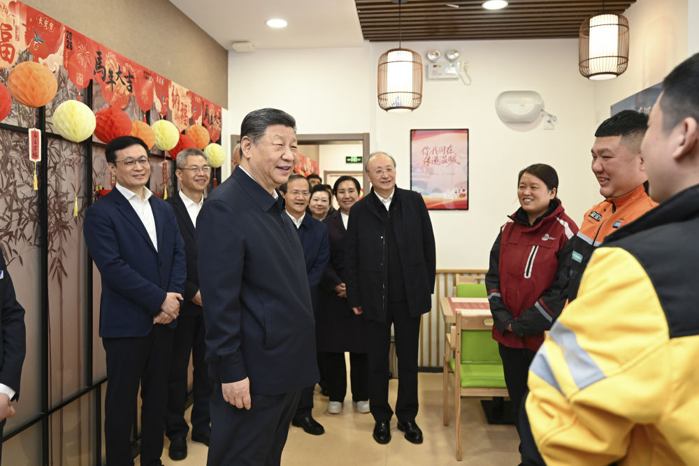 習(xí)近平親切慰問(wèn)快遞小哥