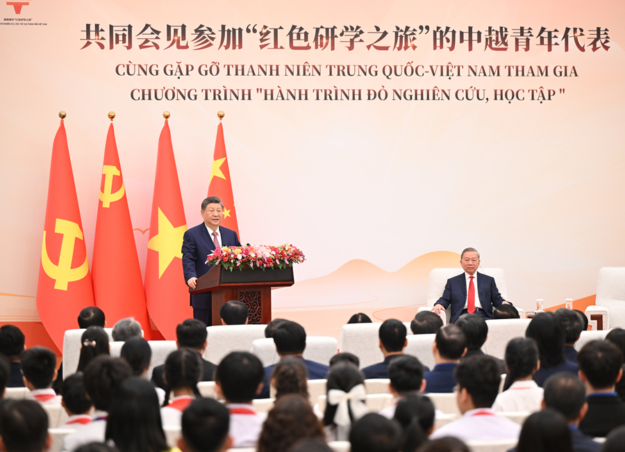 4月15日上午，中共中央總書記、國(guó)家主席習(xí)近平在北京人民大會(huì)堂同來(lái)華進(jìn)行國(guó)事訪問(wèn)的越共中央總書記、國(guó)家主席蘇林共同會(huì)見參加“紅色研學(xué)之旅”的中越青年代表。