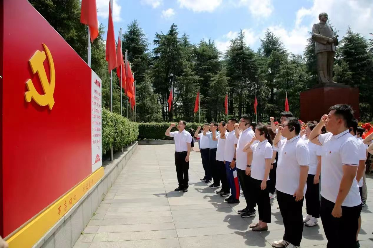 北京建筑大學(xué)：培訓(xùn)班全體黨員在毛澤東銅像廣場(chǎng)重溫入黨誓詞