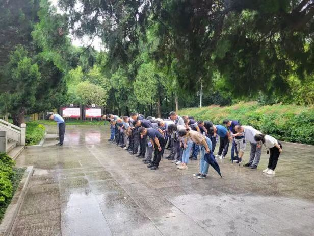 北京工業(yè)職業(yè)技術(shù)學(xué)院：在鄂豫皖蘇區(qū)首府烈士陵園，學(xué)員們深切緬懷革命英烈