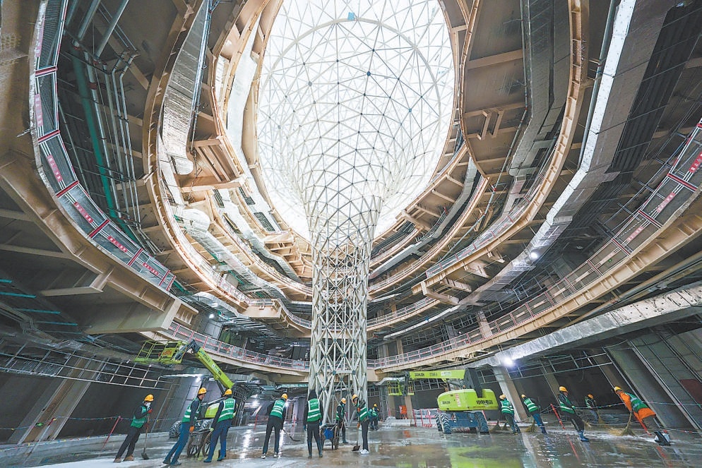 位于北京城市副中心的“灣里”商業(yè)娛樂綜合體項目現(xiàn)已全面復(fù)工復(fù)產(chǎn)，項目主體結(jié)構(gòu)于春節(jié)前完成，現(xiàn)進(jìn)入內(nèi)外裝修及機(jī)電安裝階段。