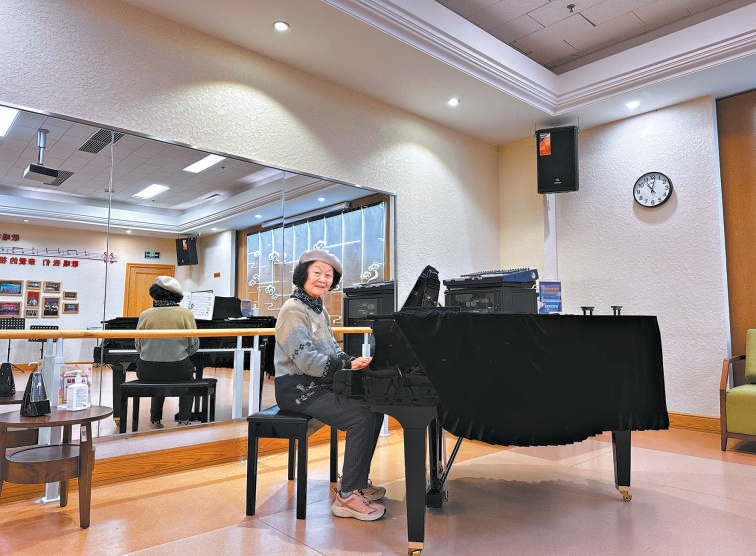 香河大愛城養(yǎng)老中心內(nèi)，北京退休老人江阿姨正在彈鋼琴。