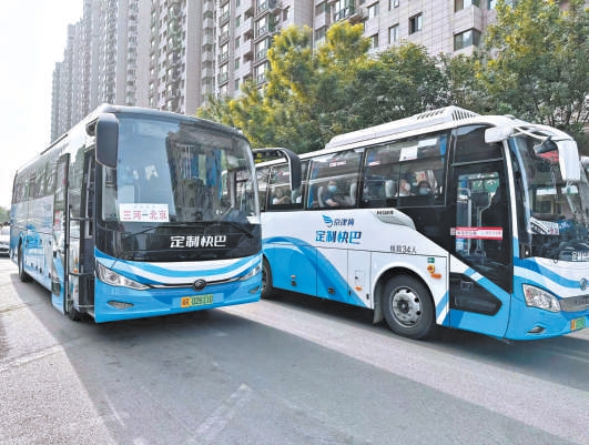 在三河市燕郊，乘客乘坐開往北京方向的京津冀定制快巴。