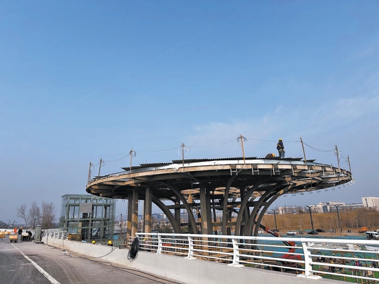 正在建設(shè)中的六環(huán)高線公園啟動(dòng)段現(xiàn)場(chǎng)。