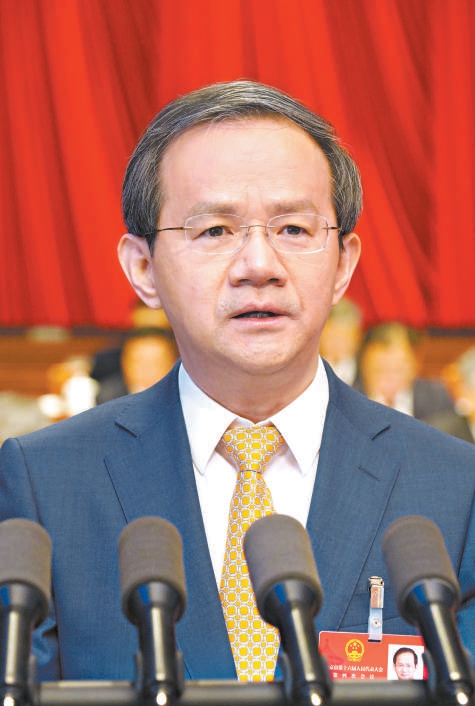 殷勇同志作政府工作報告。