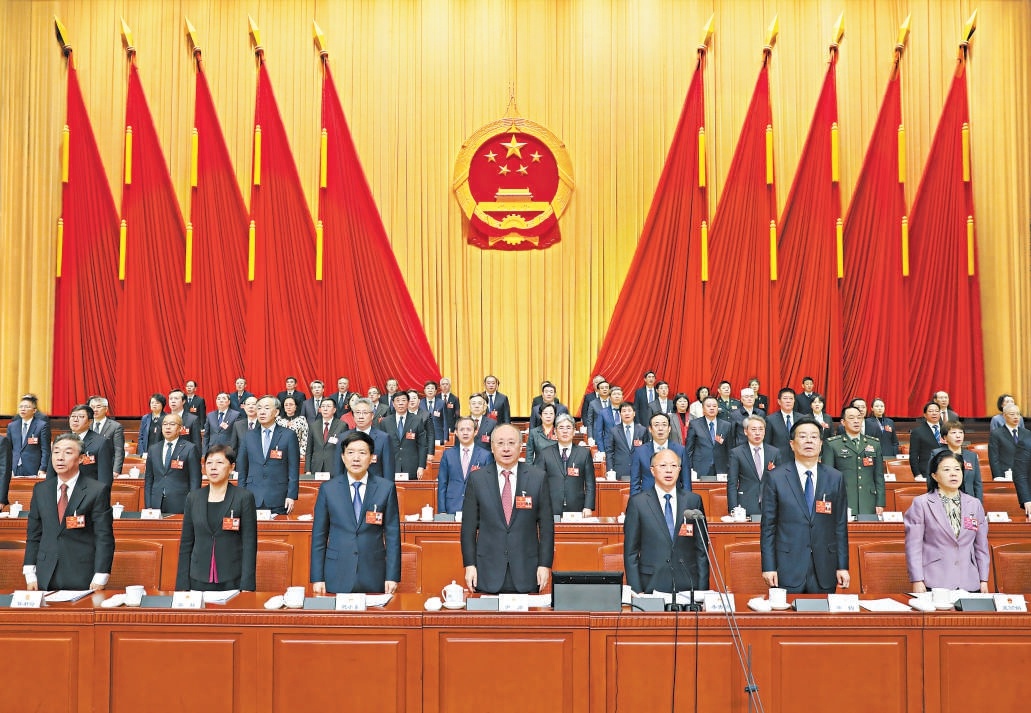 1月29日，市十六屆人大四次會(huì)議勝利閉幕。圖為閉幕式主席臺(tái)。