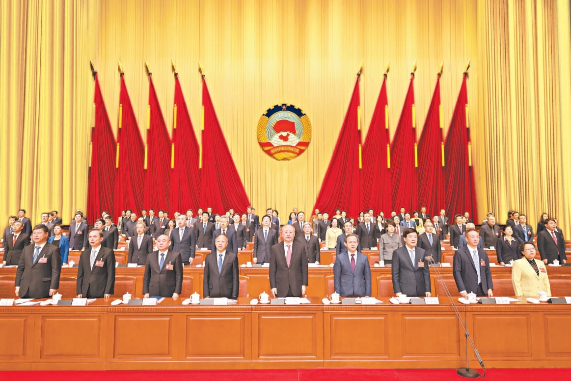 1月28日上午，市政協(xié)十四屆四次會議圓滿完成各項議程，勝利閉幕。圖為大會主席臺。