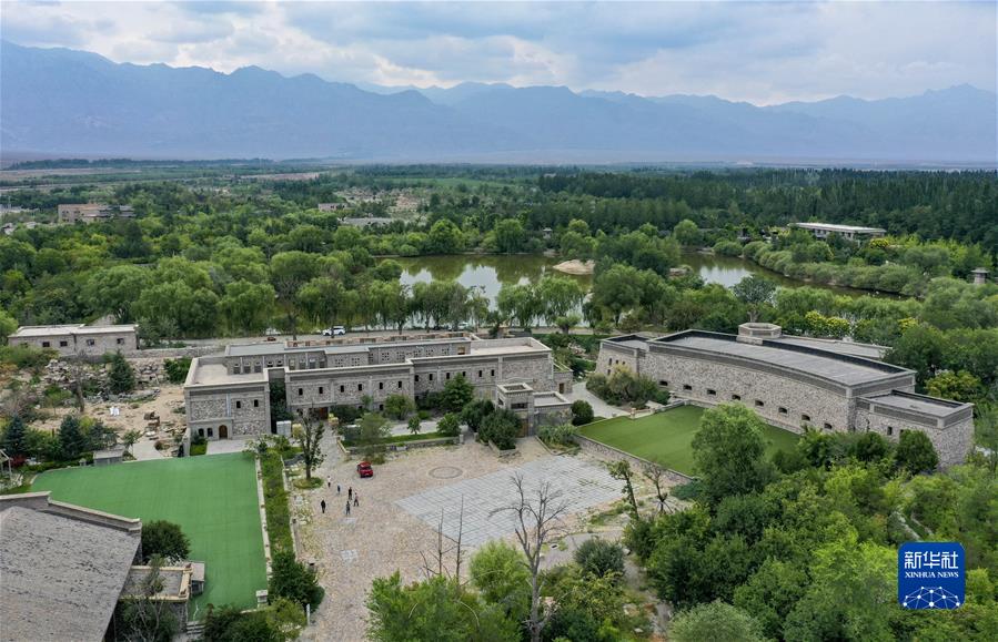 游客在寧夏志輝源石酒莊參觀游玩（2020年7月22日攝，無人機(jī)照片）。